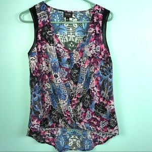 - 3/$10❤️Nicole Miller sleeveless top with lace det…
